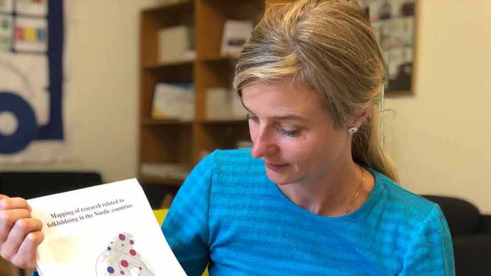 Stine Hohwü-Christensen, udviklingskonsulent i DFS, med rapporten bag databasen i hånden. Stine Hohwü-Christensen, udviklingskonsulent i DFS, med rapporten bag databasen i hånden.