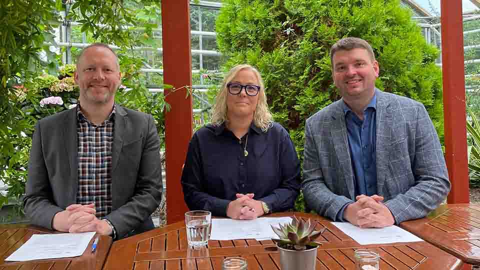 Social- og arbejdsmarkedsminister Guðmundur Ingi Guðbrandsson, Unnur Helga Óttarsdóttir, formand for Þroskahjálp, og børne-og uddannelsesminister Ásmundur Einar Daðason underskriver en aftale. Foto: Islands regering Social- og arbejdsmarkedsminister Guðmundur Ingi Guðbrandsson, Unnur Helga Óttarsdóttir, formand for Þroskahjálp, og børne-og uddannelsesminister Ásmundur Einar Daðason underskriver en aftale. Foto: Islands regering