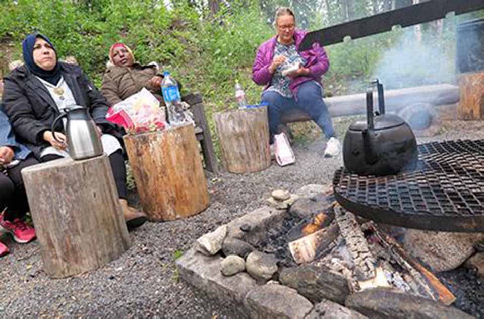 Åre kommun anordnar utedagar för att lära känna sina nyanlända. Då lär de sig spela boule, paddla kanot och sopsortera. Sedan blir det fika över öppen eld.