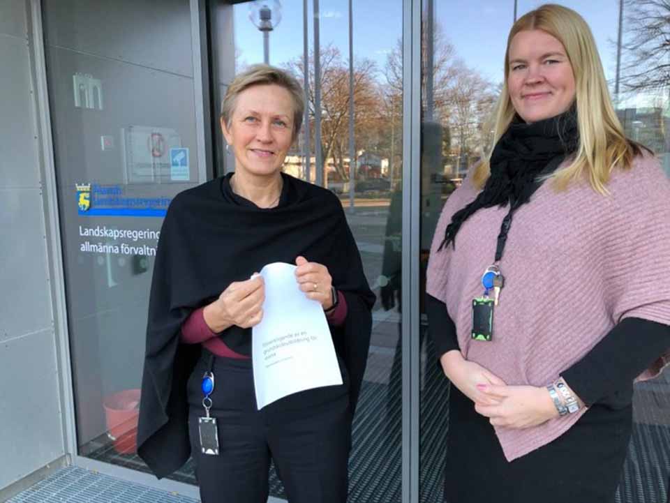 Sakkunniga Bodil Regårdh arbetar också för NVL. Här tillsammans med kollegan Katarina Halme-Wiklund från Landskapsregeringen
