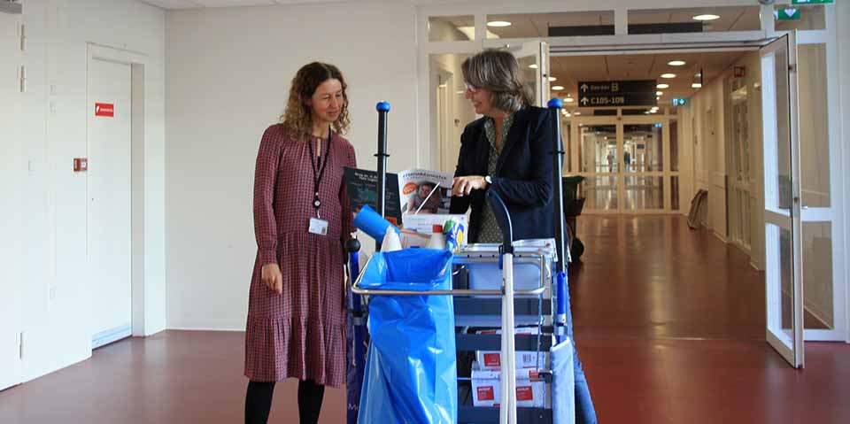Inger Goul Andersen arbejder tæt sammen med virksomheden om et efteruddannelsesforløb – her med virksomhedskonsulent Birgit Friis fra Forsynings- og Serviceafdelingen på Aarhus Universitetshospital – for at finde ud af, hvad virksomheden helt konkret har brug for nu og fremover.