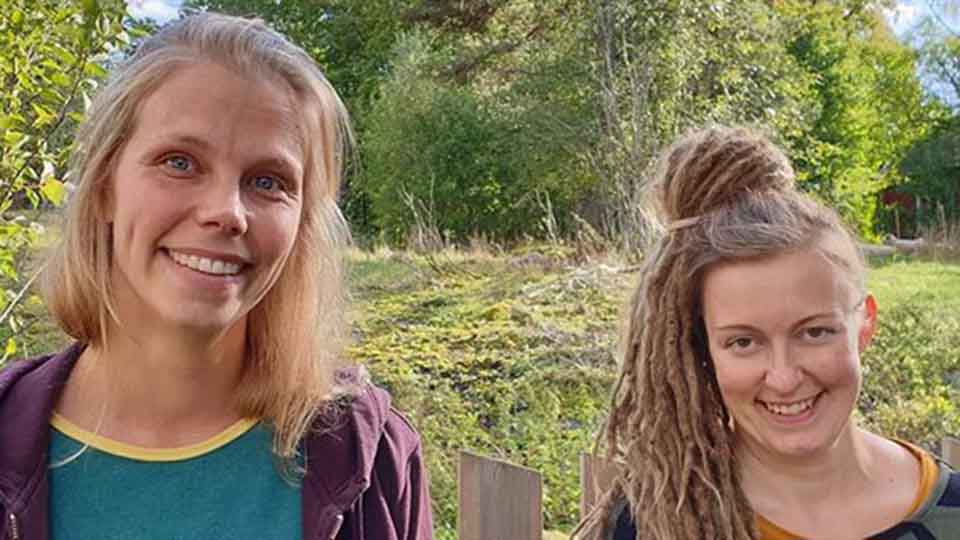 Företagarna Josefin Isaksson och Jutta Saarinen har många olika utbildningar i bagaget. Foto: Camilla Lindberg Företagarna Josefin Isaksson och Jutta Saarinen har många olika utbildningar i bagaget. Foto: Camilla Lindberg