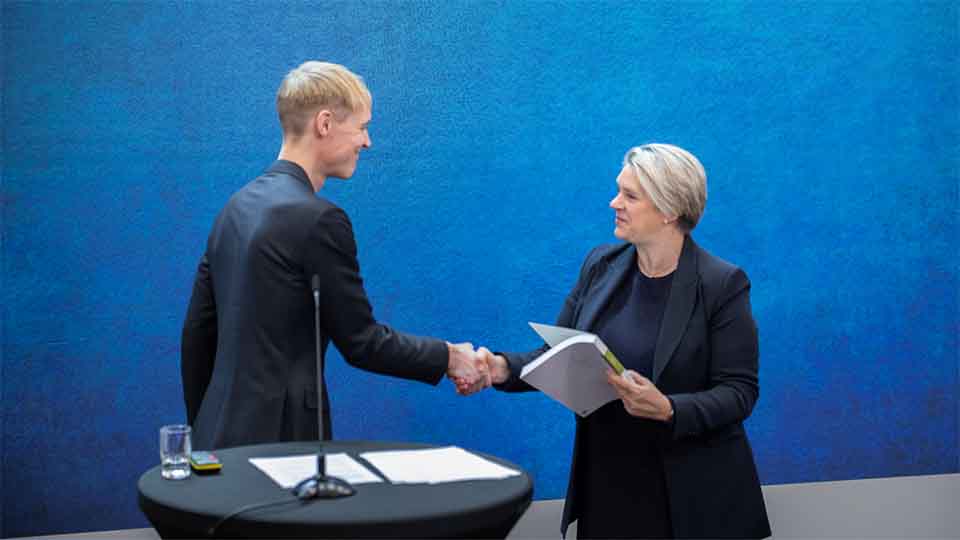 Utvalgsleder Arnfinn Midtbøen overrekker NOU’en til Marte Mjøs Perse. Foto: Simen Gald/ Arbeids- og inkluderingsdepartementet Utvalgsleder Arnfinn Midtbøen overrekker NOU’en til Marte Mjøs Perse. Foto: Simen Gald/ Arbeids- og inkluderingsdepartementet