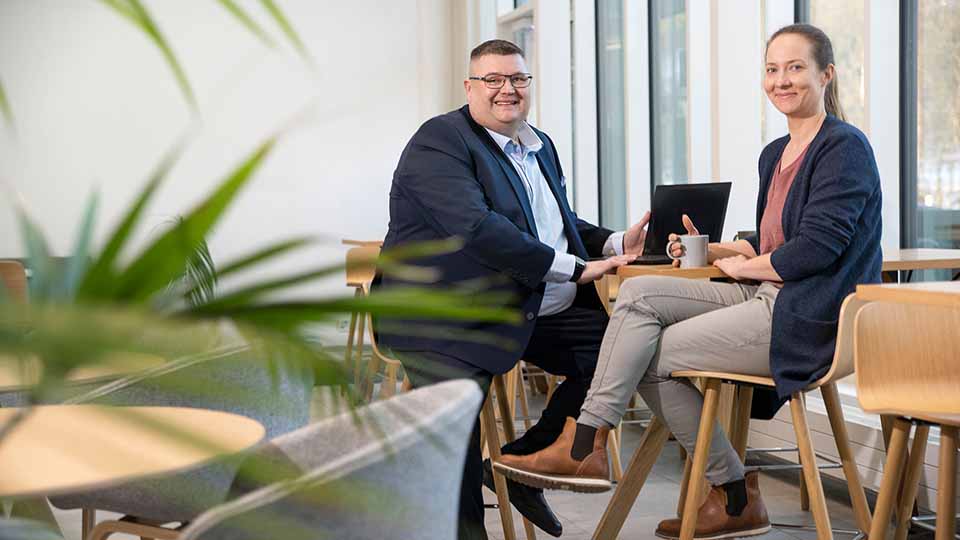 Byggnadsingenjörerna Toni Wasenius och Ninni Timola är kolleger på Ramboll, men samtidigt studerar de också trähuskonstruktion på samma linje Byggnadsingenjörerna Toni Wasenius och Ninni Timola är kolleger på Ramboll, men samtidigt studerar de också trähuskonstruktion på samma linje.