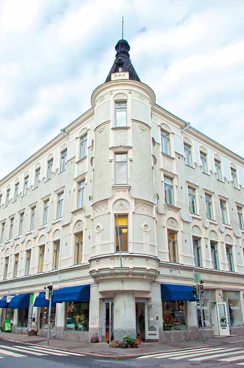 Svenska folkskolans vänner som arbetar med att främja utbildning och bildning har sitt kansli mitt i centrum av Helsingfors.