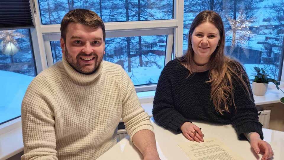 Ásmundur Einar Daðason, utbildnings- och barnminister, och Björt Sigfinnsdóttir, direktör för LungA, undertecknar ett avtal i Seyðisfjörður. Ásmundur Einar Daðason, utbildnings- och barnminister, och Björt Sigfinnsdóttir, direktör för LungA, undertecknar ett avtal i Seyðisfjörður.