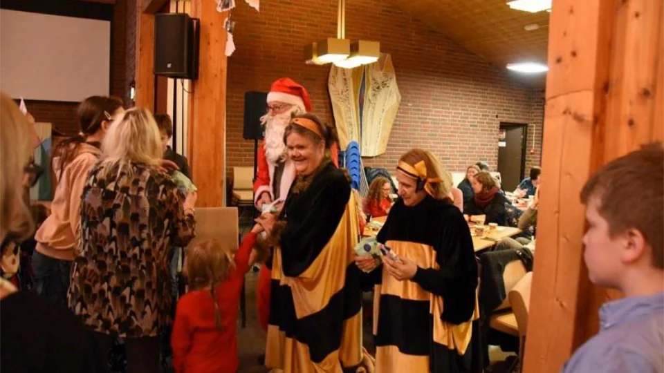 Bumblebee-ambassadors at a the local Christmas tree party, photo: Ellingsrud Allotmentgarden Bumblebee-ambassadors at a the local Christmas tree party