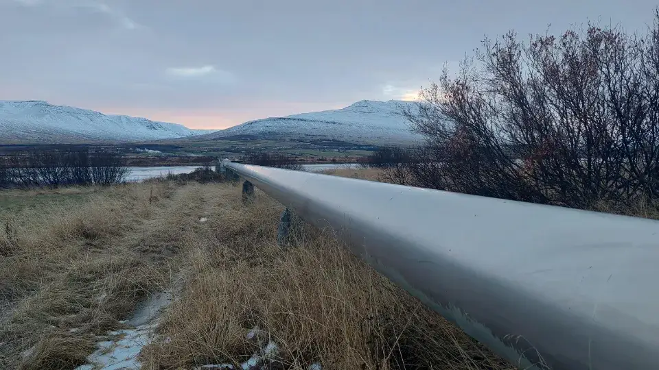 Det varme vannet fra jorden er en av de grunnleggende faktorene for bæredyktighet i Island. Varmvannsledningene er iöynefallene i det islandske landslaget i Eyjafjord nær Akureyri. Over 90% av de islandske hjemmene varmes opp med den grönne energien.