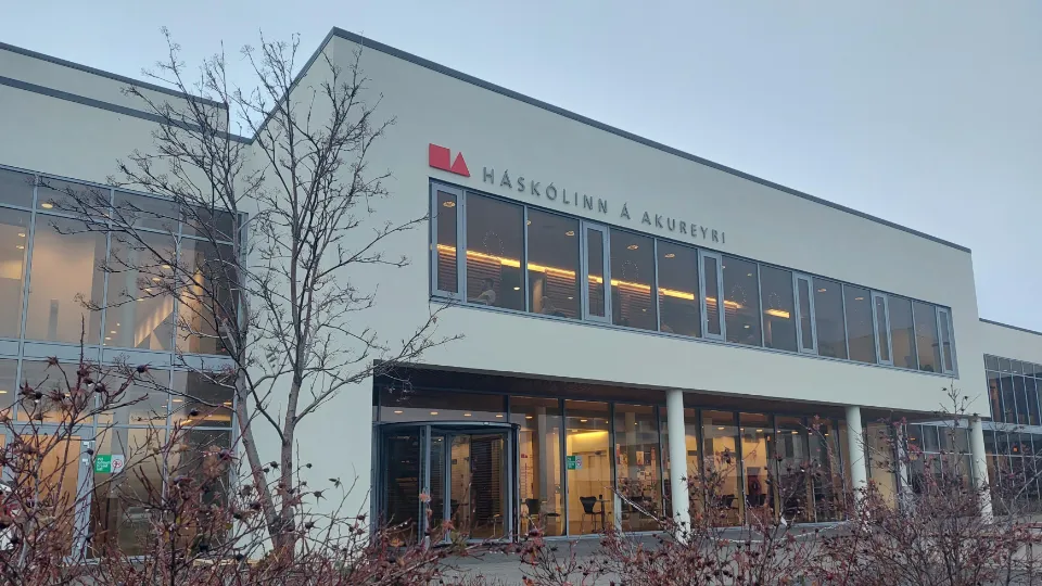 Mange av de islandske skolene har vært aktive i å finne grönne lösninger. Tre av syv universiteter har underskrevet kontrakt med Festa, Senter for bæredyktighet. Et av dem er Universitetet i Akureyri