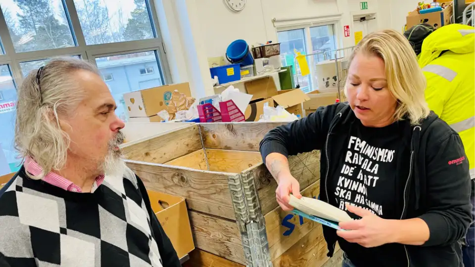 Kjell Sipinen och Camilla Ernkrans reflekterar över dagens arbetsupplevelser. Foto: Magnus Lindberg