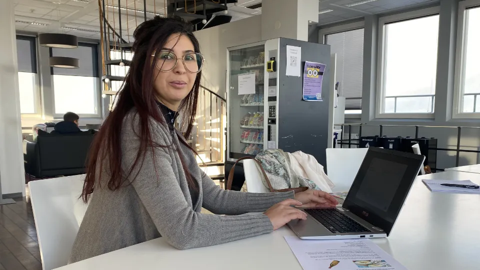 Loubna Ihitassen bor på Åland tillsammans med sin dotter. Hon drömmer om ett kontorsjobb, satsa mer på det egna företagandet och få tid tillsammans med dottern. Loubna Ihitassen bor på Åland tillsammans med sin dotter. Hon drömmer om ett kontorsjobb, satsa mer på det egna företagandet och få tid tillsammans med dottern.