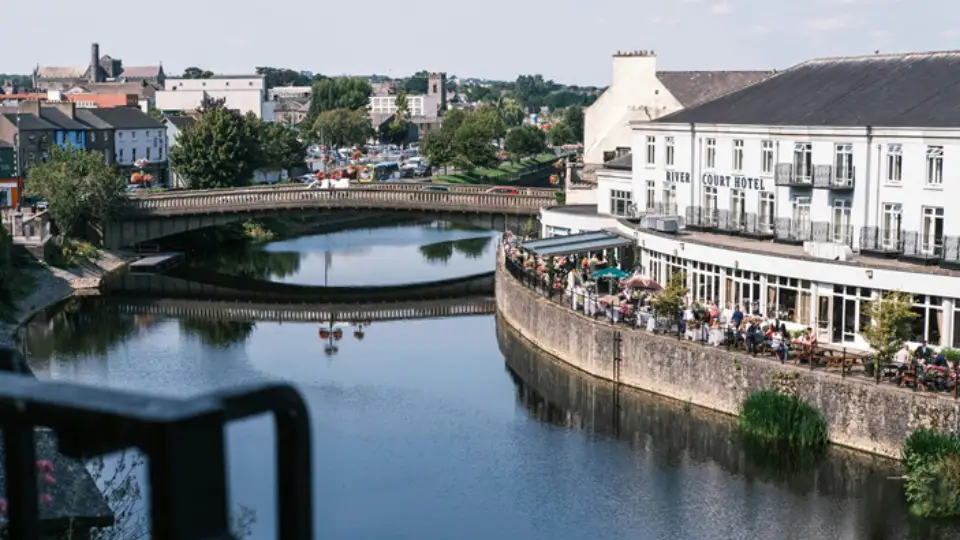 Den 5:e VPL-binennalen hålls i Kilkenny, Irland. Äldre stad vid flod.