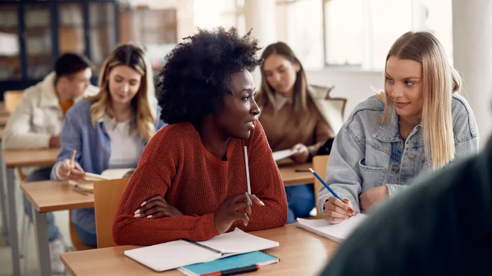 Islands fremtidsplan for innvandrere. Studenter som samarbeider og studerer i et klasserom.