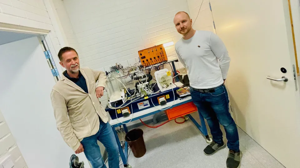 Läraren Matias Waller och studerande Max Sevelius i ett av skolans många labb. Här vid en värmeväxlare. Fotograf: Magnus Lindberg