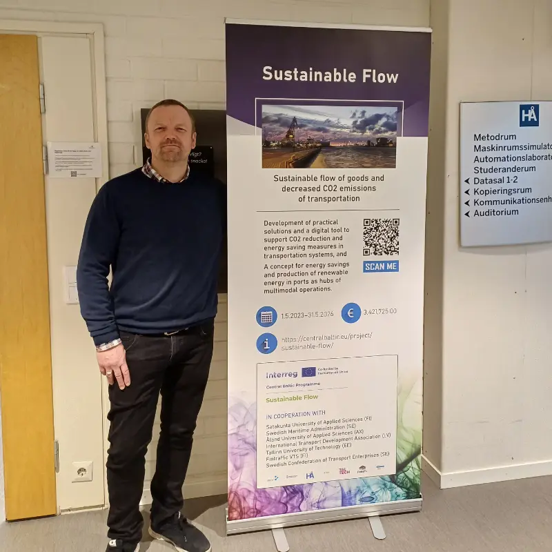 Mattias Eriksson arbetar med att inkludera studerade i ett projekt somutvecklar hållbara hamnar. Fotograf: Nela Silfverberg