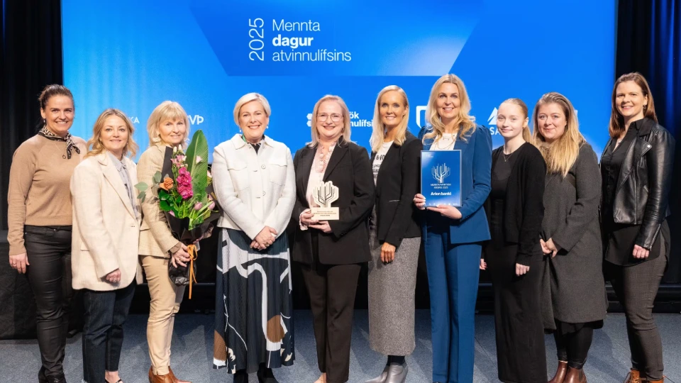 Utdanningsdag feirer 25 år med yrkesopplæringsfond En gruppe kvinner poserer på en scene under "Mennta dagur atvinnulífsins 2025", med en pris og et diplom. En kvinne holder en blomsterbukett. Bakgrunnen er en blå skjerm med arrangementets logo.
