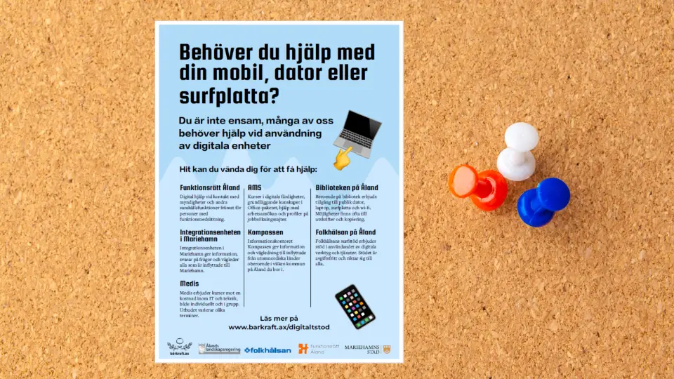 Affisch på anslagstavla som informerar om var man kan få hjälp med att använda mobil, dator eller surfplatta på Åland, med logotyper från olika organisationer.