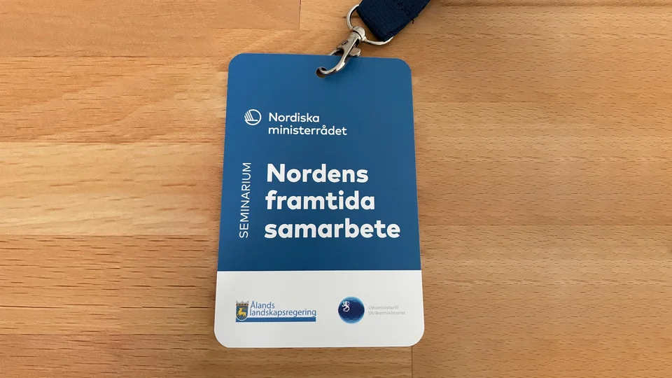 Navneskilt til seminar om Nordens fremtidige samarbejde arrangeret af Nordisk Ministerråd, med logoer fra Ålands landskapsregering og Finlands udenrigsministerium.
