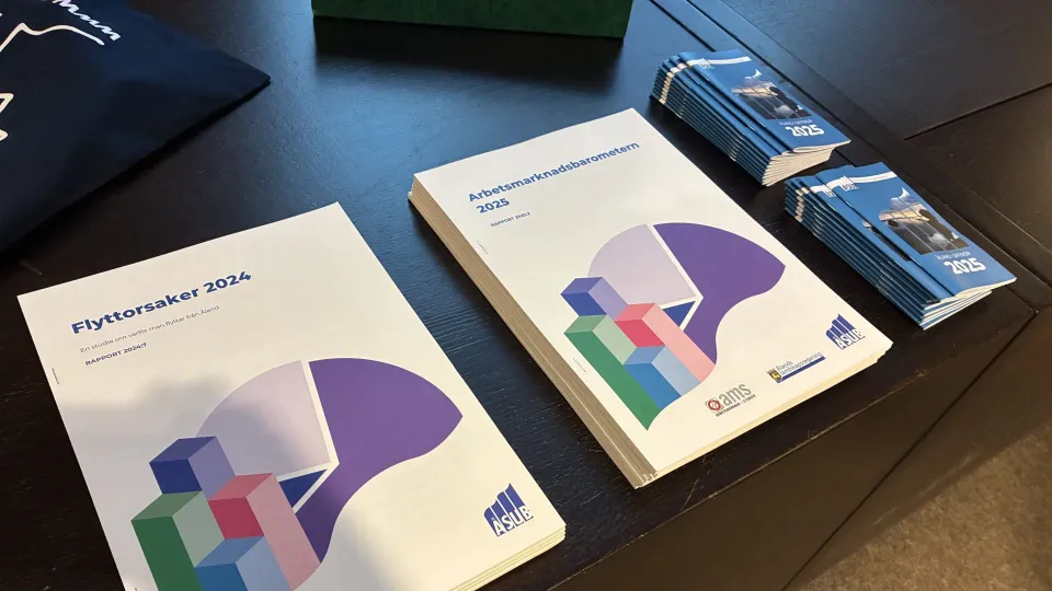 Arbetsmarknaden på Åland Informationsbroschyrer och rapporter för 2024 och 2025 från ÅSUB och AMS ligger upplagda på ett bord.