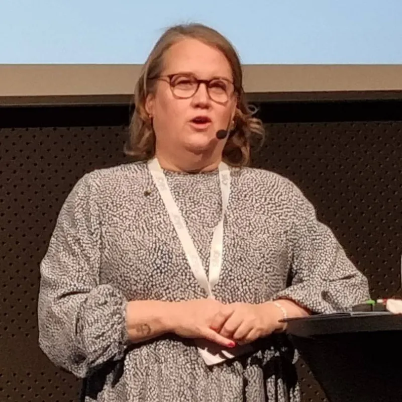 Anna Kahlson på scen vid ett podium