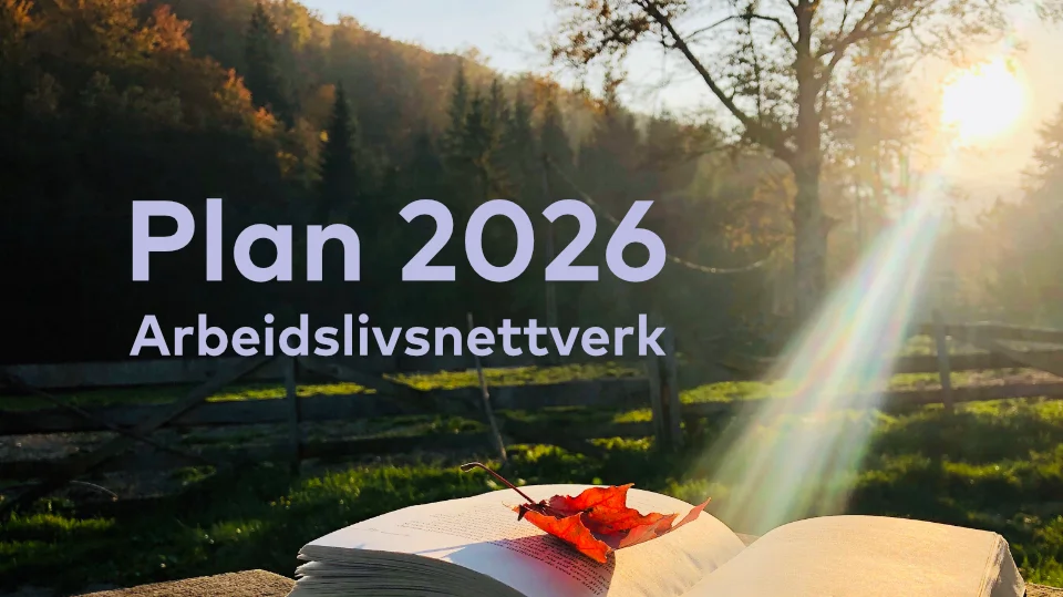Arbeidslivsnettverk tema under 2026 Bok med höstlöv i solljus framför ett lantligt landskap med texten "Plan 2026 – Arbeidslivsnettverk"; Arbeidslivsnettverk tema under 2026.